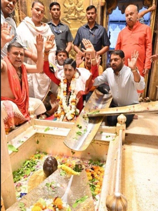 गर्भगृह में रुद्राभिषेक किया