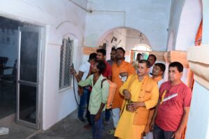 पूरे परिसर को गंगाजल छिड़ककर शुद्ध करने का कार्य