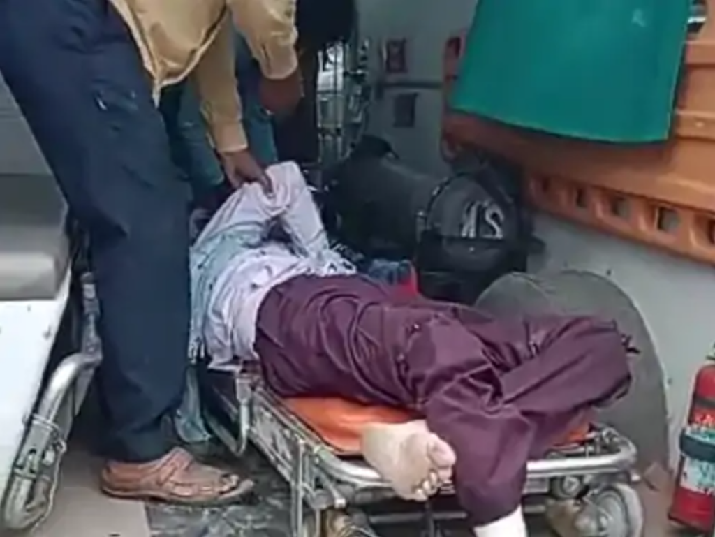 घायलों को एंबुलेंस से जे लाते हुए