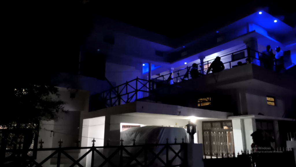 कमरे से एक सुसाइड नोट बरामद