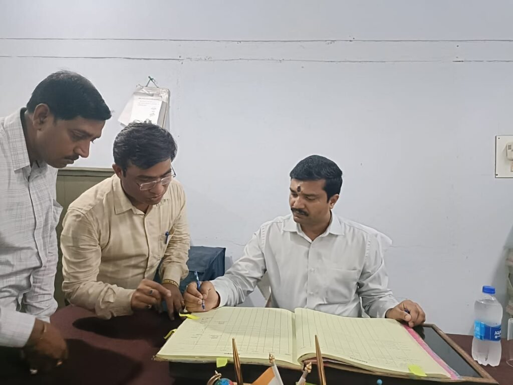 नवागत डीएम अरविंद सिंह ने ट्रिजरी पहुंच किया कार्यभार ग्रहण