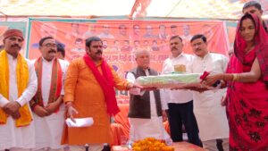गैसड़ी में लाभार्थी सम्मेलन को केंद्रीय कृषि मंत्री ने सम्बोधित किया