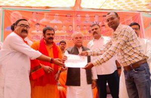 गैसड़ी में लाभार्थी सम्मेलन को केंद्रीय कृषि मंत्री ने सम्बोधित किया