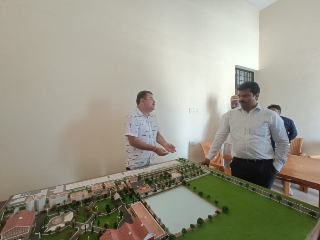 नवागत जिलाधिकारी ने थारू संग्रहालय का किया निरीक्षण