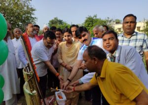 आयुर्वेद के जनक भगवान धनवंतरी जी की प्रतिमा पर माल्यार्पण
