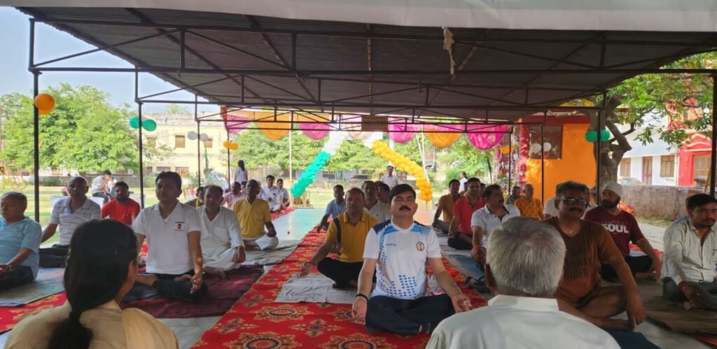 आयुर्वेद के जनक भगवान धनवंतरी जी की प्रतिमा पर माल्यार्पण