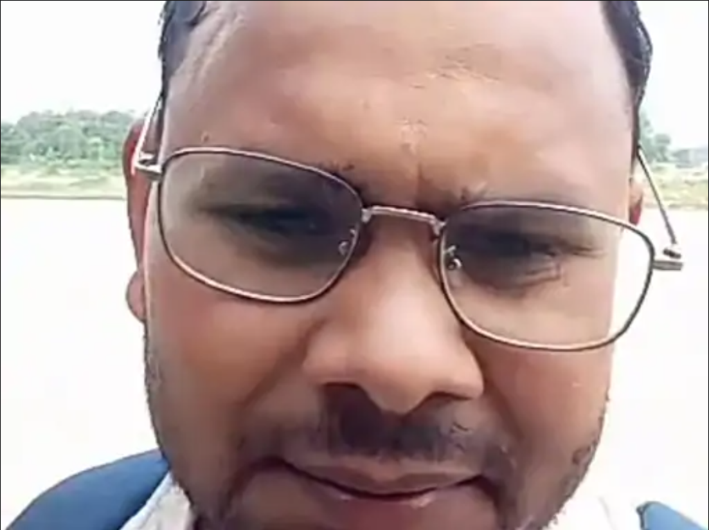 बिना कोई नोटिस के कर दिया गया निलंबित