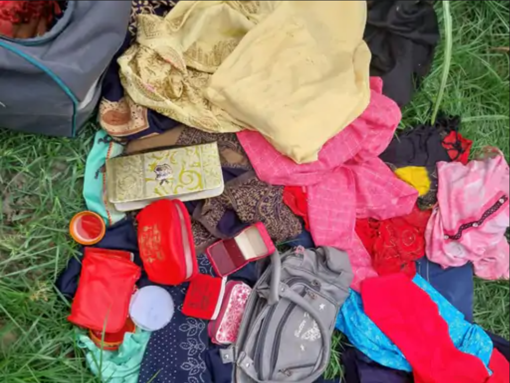 गन्ने के खेत में बक्सा और बैग को खंगालने के बाद छोड़ कर भागे।