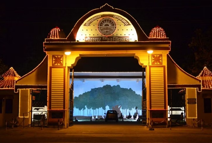 कुलपति व प्राक्टर को जमकर पीटा