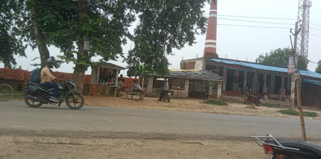 मानक कहा? यहां तो बाजार से सटा हुआ ईंट भट्ठा