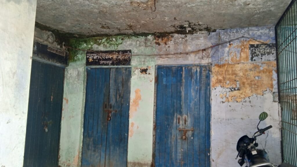 जर्जर भवन में रहकर ड्यूटी करने को मजबूर हैं।