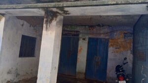 जर्जर भवन में रहकर ड्यूटी करने को मजबूर हैं।