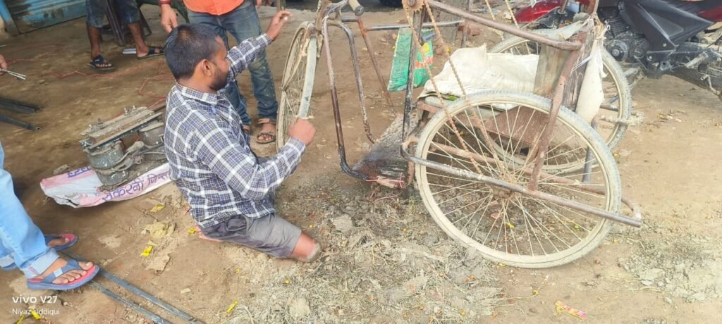 नई ट्राईसाइकिल पा कर दिव्यांग चहक उठा