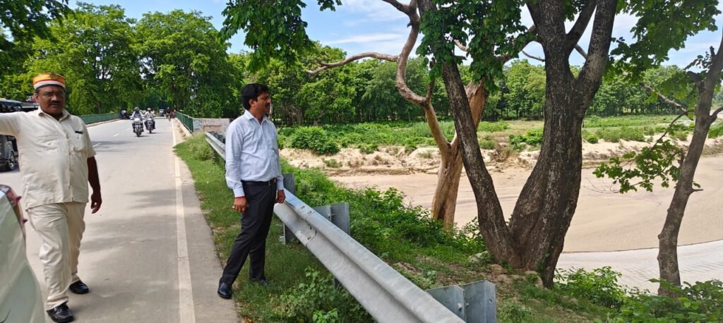 संभावित बाढ़ के दृष्टिगत विभिन्न पहाड़ी नालों का लिया जायजा