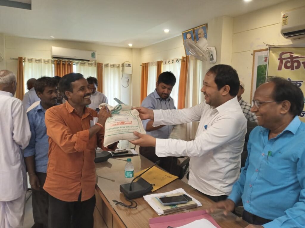 कृषि से सम्बन्धित योजनाओं की जानकारी दिया