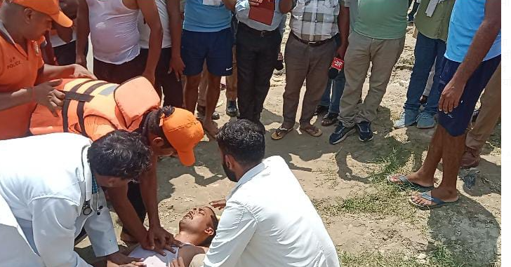 फ्लड पीएसी एवं एसडीआरएफ के जवानों ने नदी में डूब रहे व्यक्ति को बचाने का किया पूर्वाभ्यास