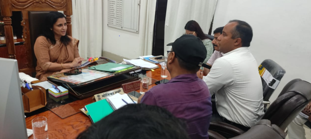 मिशन मोड में आई डीएम मोनिका रानी।