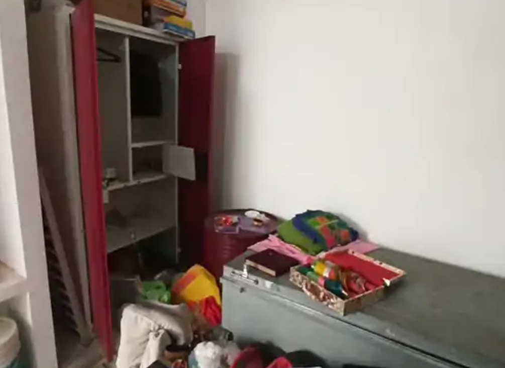 खिड़की को काटकर घर में घुसे चोर