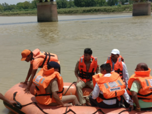फ्लड पीएसी एवं एसडीआरएफ के जवानों ने नदी में डूब रहे व्यक्ति को बचाने का किया पूर्वाभ्यास