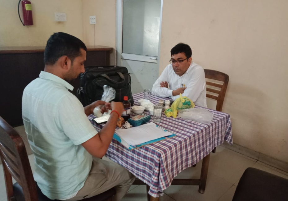 छापा मारकर भोज्य पदार्थों की परखी गुणवत्ता, जांच हेतु भेजे सैंपल