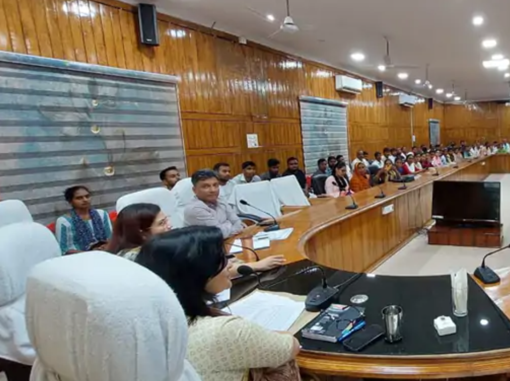 बहराइच में डीएम कार्ड बनाए जाने को लेकर की बैठक