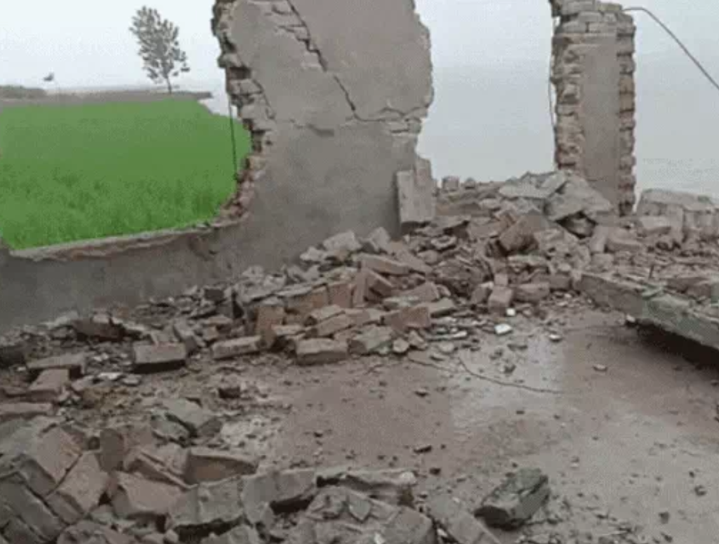 सरयू की बाढ़ में बह गया सरकारी स्कूल