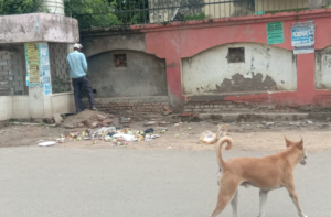 शास्त्री चौक पर लगा वॉटर एटीएम राहगीरों को नहीं नसीब हुआ स्वच्छ पेयजल