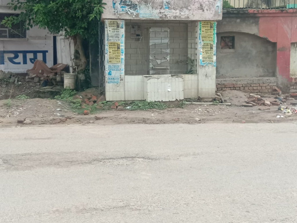 शास्त्री चौक पर लगा वॉटर एटीएम राहगीरों को नहीं नसीब हुआ स्वच्छ पेयजल