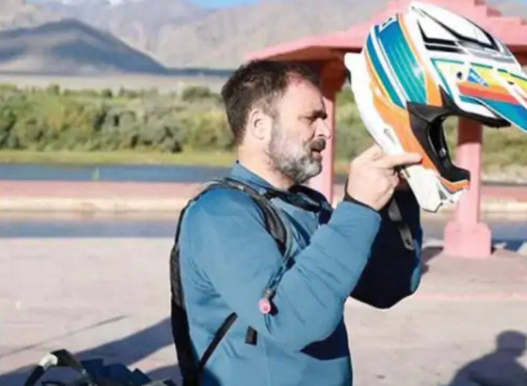 राहुल बाइक से पहुंचे पैंगोंग