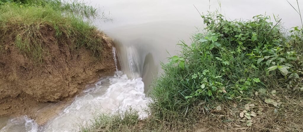 आधा दर्जन गांवों के हजारों बीघा धान की फसल जलमग्न