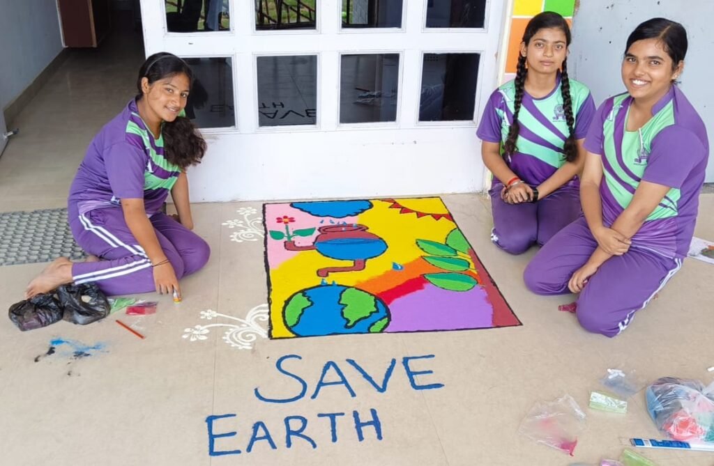 इंटर हाउस रंगोली कंपटीशन में प्रतिभाग कर अपनी प्रतिभा का बच्चों ने परिचय दिया