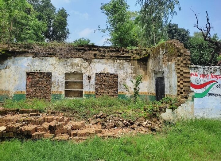 प्राथमिक विद्यालय लालनगर विरदा के दो जर्जर भवन धाराशाई