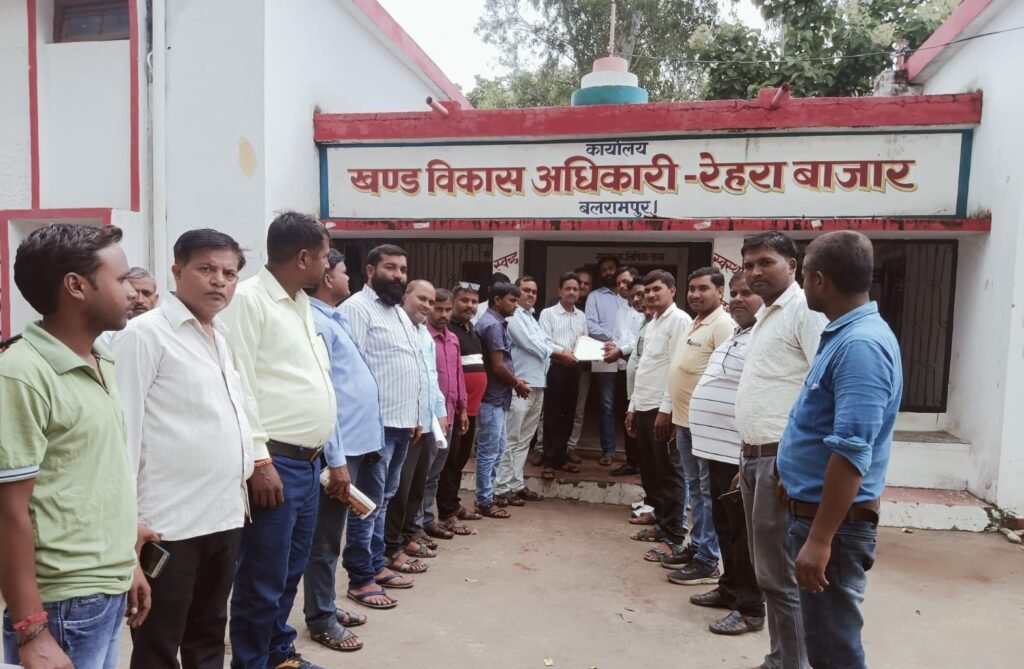 रोजगार सेवकों ने अपनी मांगों को लेकर खंड विकास अधिकारी को सौंपा ज्ञापन