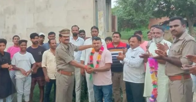 गंगाराम वर्मा को सीसीटीवी कैमरे लगवाने पर थाना प्रभारी निरीक्षक रेहरा बाजार ने किया सम्मानित