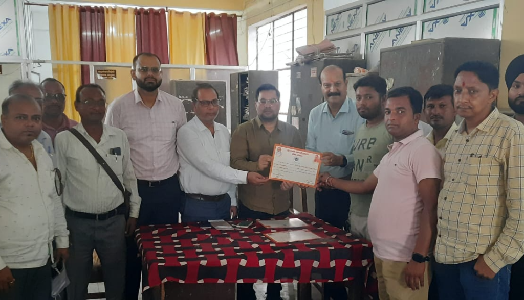 मृतक व्यापारियों के आश्रितों को दिया गया 10-10 लाख रुपए का चेक