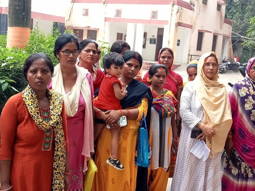 डूडा अधिकारियों से तंग महिलाएं पहुंची जिलाधिकारी कार्यालय