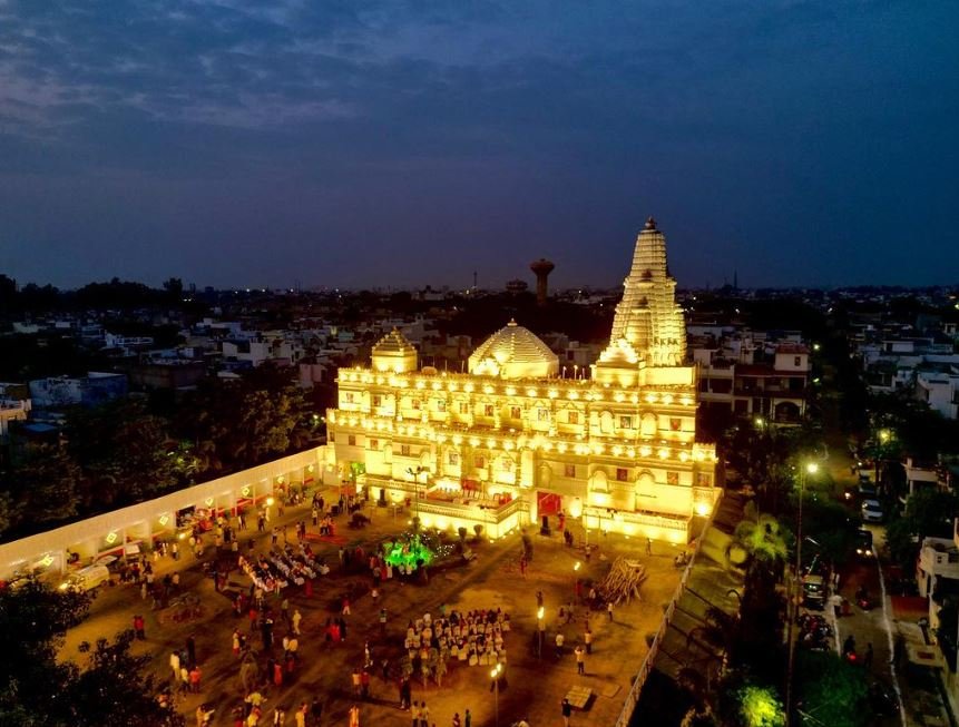 Lucknow: देश का सबसे बड़ा और महंगा दुर्गा पंडाल