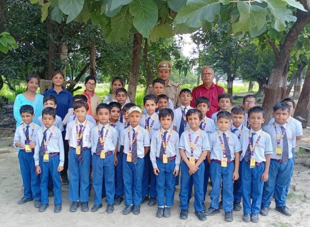 अग्नि निवारण सप्ताह के अवसर पर सेंट जेवियर्स डिज्नी वर्ल्ड स्कूल के बच्चों ने किया फायर स्टेशन का भ्रमण