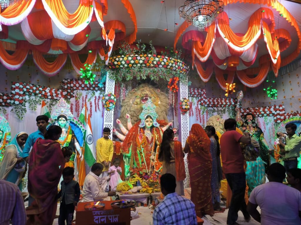 एक तरफ कीर्तन तो दूसरी तरफ पढ़ी गई दुआ, गंगा जमुनी तहजीब की खुशबू से महक उठा बलरामपुर…