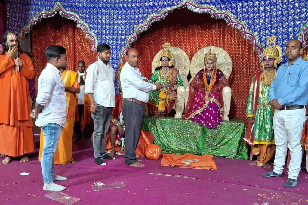 लखन राम सियँ सुनि सुर बानी। अति सुखु लहेउ न जाइ बखानी॥