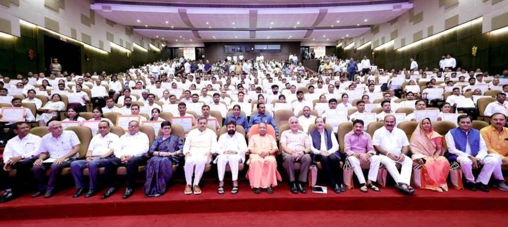 सीएम योगी ने 393 होम्योपैथिक फार्मासिस्ट को सौंपे नियुक्ति पत्र