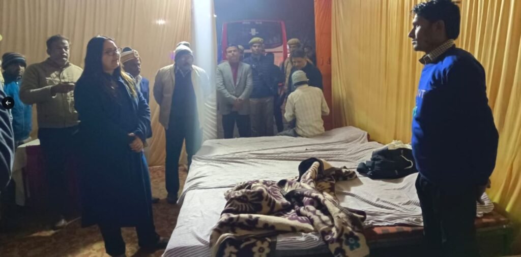 DM ने देर रात रैन बसेरों का किया औचक निरीक्षण