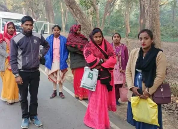 स्मार्टफोन वितरण कार्यक्रम में जा रही बोलेरो बस से टकराई