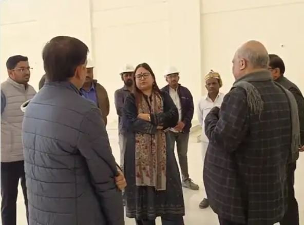 कार्यदायी संस्था के अधिकारियों को लगाई फटकार