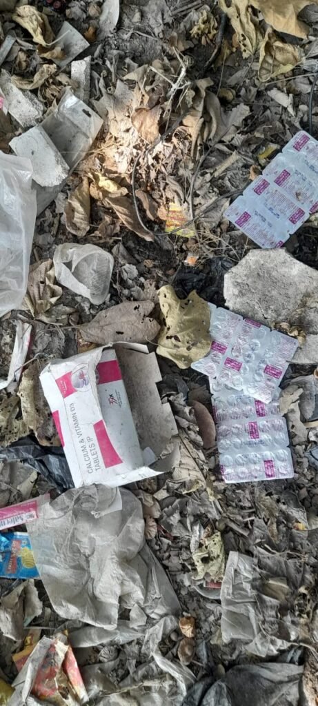 कूड़े में फेंकी गई दवा कैसे हो आमजन की सेहत का भला