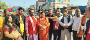 जीत से उत्साहित कार्यकर्ताओं ने पटाखे फोड़े और मिठाइयां बांटी