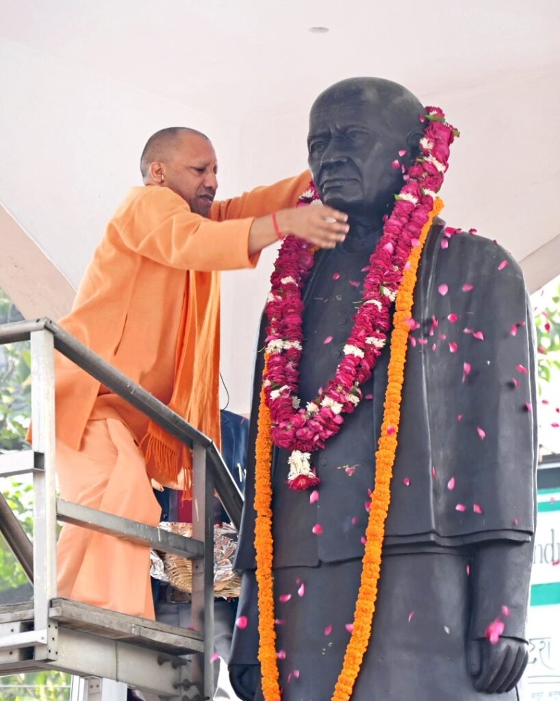 CM YOGI ने लौहपुरुष सरदार वल्लभ भाई पटेल की पुण्यतिथि पर अर्पित की श्रद्धांजलि