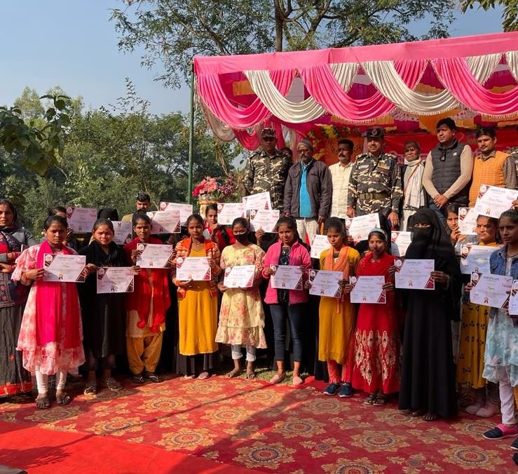 छात्र-छात्राओं को  किया पुरस्कृत