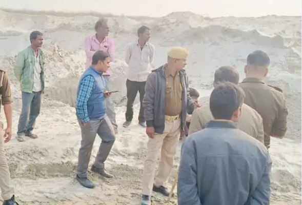 खनन माफिया को पुलिस ने हिरासत में लिया