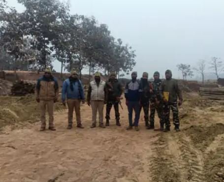 बरामद की 258 बोटा सागोन की लकड़ी